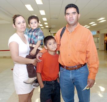 07062006
Santiago Mendoza viajó al DF, lo despidieron Consuelo Macías. Ángel y Santiago Mendoza.