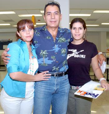 08062006 
Gerardo Chávez viajó a Roma, lo despidieron Martha y Mónica Chávez.