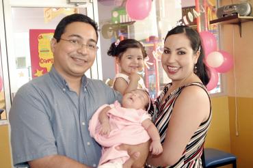 09062006 
Cristy de la Rosa Tureios en compañía de sus papás, Iván de la Rosa y Mónica Tureios de De la Rosa y su hermanita.