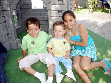 09062006 
Marcos Sebastián Carrillo Rodríguez festejó su cumpleaños, junto a su primo y su hermana.