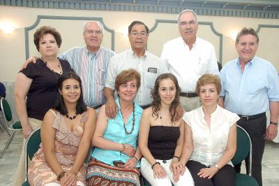 09062006 
Ángeles Vela del Río acompañada de sus papás y sus familiares.