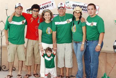 09062006 
Rafael y Laura Díaz acompañados de sus hijos César, Christian y Lissete, su yerno Carlos Leal y su nieta Regina.