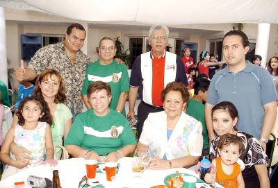 09062006 
Ricardo Soriano, Alma Chapa de Soriano,Alyri Soriano, Javier y José Ruiz, Raúl y Lupina Zamorano, Ornaldo, Adelú y Victoria Hernández.