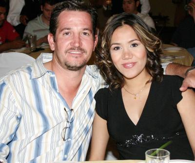 09062006 
Alberto González y Myrna González.