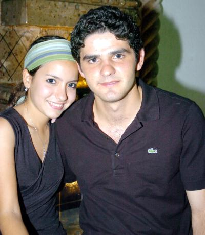 09062006 
Ricardo con su novia María Inés Carrillo.
