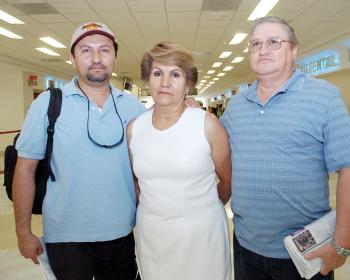 06062006
Enrique Meneses viajó a Tijuana, lo despidieron Florentino Meneses y Elodia Sierra.