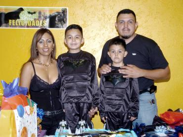 10062006 
José Emilio y Roberto Carlos Muñoz acompañados de sus papás.