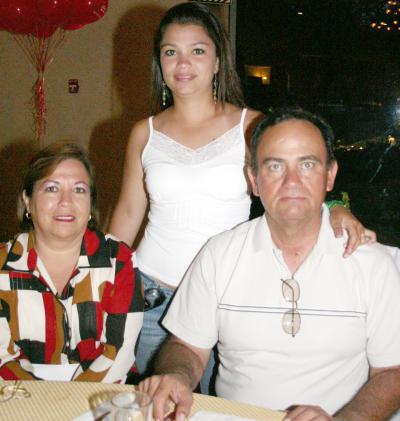 10062006 
Alberto Castellanos, Laura de Castellanos y Paty Castellanos.
