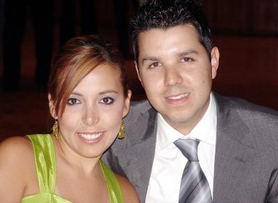 10062006 
César Flores y Tania Pérez de Flores.