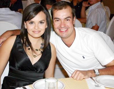 10062006 
Karina Duarte y Luis Fortson.