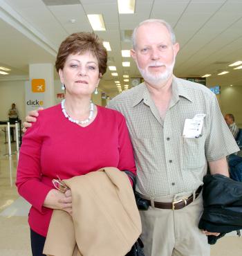 10062006 
León y Mussy Orow viajaron a la Ciudad de México.