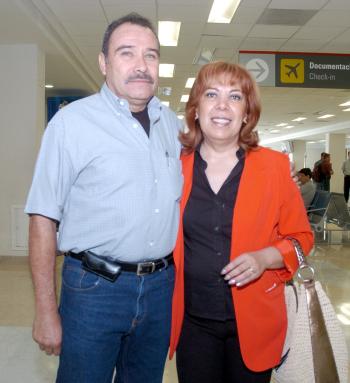 10062006 
Olivia y Jesús Hernández viajaron con destino a la Ciudad de México.