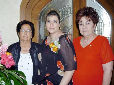 11062006 
Blanca Estela Pineda González el día de su fiesta de despedida junto a familiares.