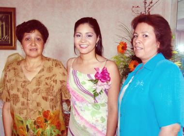 11062006 Karina junto a su mamá, Lucía Martínez de García y su suegra, María de Lourdes Saucedo de Candelas.