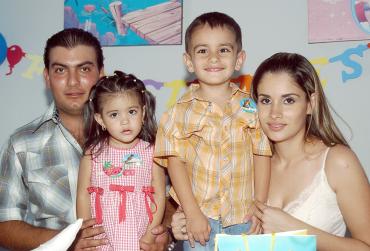 11062006 
El pequeño Guillermo Amador Pérez junto a su familia el día que celebró su cumpleaños.