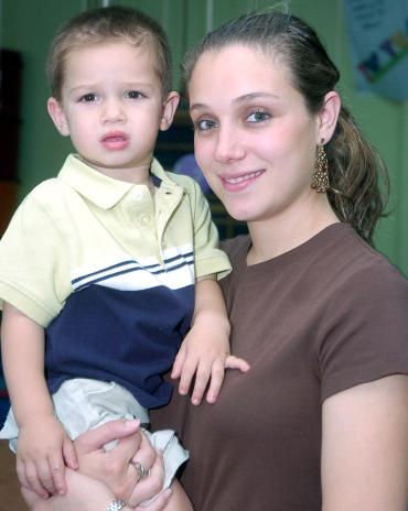 11062006 
Lizeth de Bartheneuf y su hijo Eduardo.