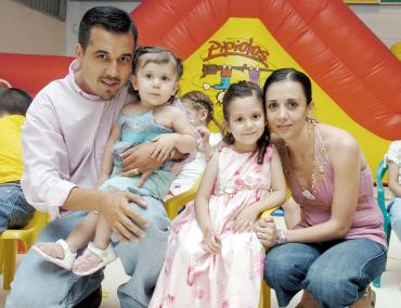 11062006 
María junto a sus papás, Fernando Vázquez y Lenny Echeverría de Vázquez, y su hermanita.