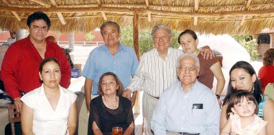 11062006 
Betzabé, Miguel, Pedro, Pascual, Carmen, Mimi, y Norma León asistieron a la fiesta de Héctor León López.