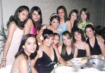 11062006
Cecilia Hurtado de la Cruz acompañada por un grupo de amigas, el día que celebró su cumpleaños.