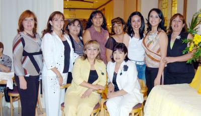 11062006 
Diana Rocío Olivares junto a sus familiares en su fiesta de despedida.