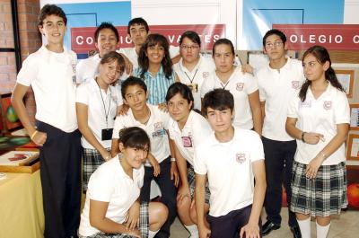 11062006 
Grupo de alumnos del Colegio Cervantes que expusieron muestra pictóricas.