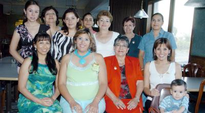 11062006 
Idalia Pérez de Gutiérrez, junto a sus amigas y familiares.