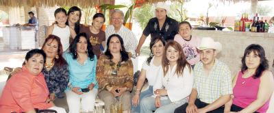 11062006 
Las familias León Aguirre, Arguijo Favela y Aguirre López festejaron a don Héctor León por su cumpleaños.