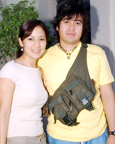 11062006 
Berenice Rodríguez y Oswaldo Luévano.