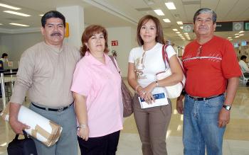 11062006 
Liz Cervantes, Magda Ramírez, Arturo Monarres y Jesús Cervantes viajaron a Mérida.