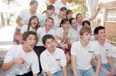 12062006 
Alumnos del colegio Alemán  disfrutaron del primer partido del Mundial.