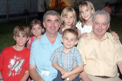 13062006
El señor José Jiménez García celebró su cumpleaños junto a su familia.