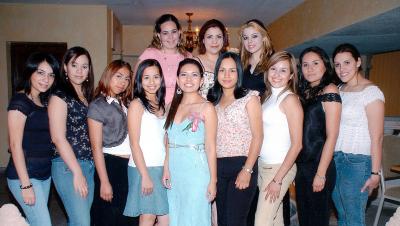 13062006 
Lizeth Delgado Carrillo junto a las invitadas a su fiesta de despedida de soltera.