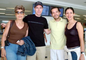 12062006 
Refugio Quiñones y Emilio Saldaña viajaron al DF, los despidieron Eduardo y Frineé.