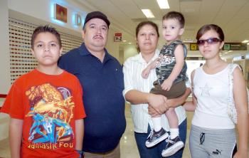 13062006 
Adolfo Garay viajó a Guatemala, lo despidió la familia Garay Medina.