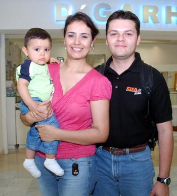 13062006 
Enrique Juárez viajó al DF, lo despidieron Kar5ina e Issac Juárez.