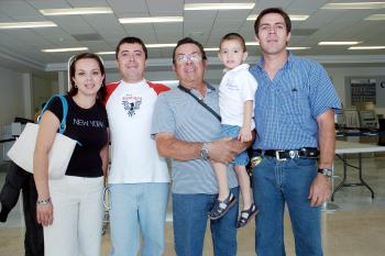 13062006 
Jaime Acevedo viajó a Canadá, lo despidieron Alberto, Alfonso, Lupita y Carlos.