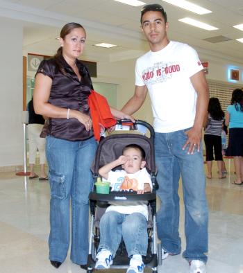 13062006 
Verónica Magaña viajó al DF, la despidieron Francisco y Santiago Torres.