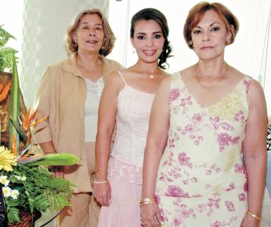 14062006
Mary Carmen acompañada por su suegra, y su mamá.