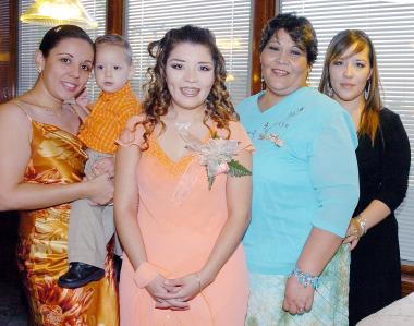 15062006 
Por su cercano enlace nupcial, Paty Pérez Nazer disfrutó de una fiesta de despedida.