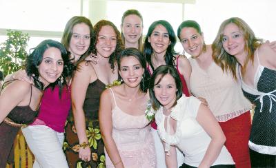14062006 
Amigas acompañan a Mary Carmen en su fiesta de despedida.