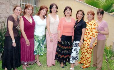 14062006 
Bety de Ortiz junto a sus amistades el día de su fiesta de cumpleaños.