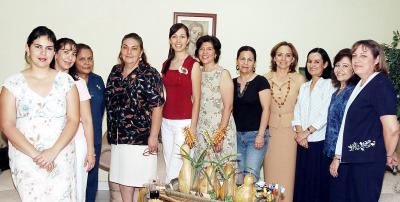 15062006 
María Rodríguez Prieto junto a las invitadas a su fiesta de despedida.