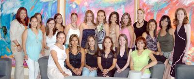 15062006 
Tereliz junto a las invitadas a su fiesta de despedida.