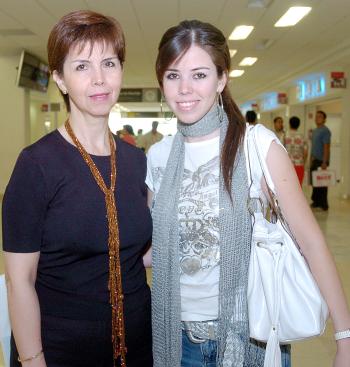 14062006 
Yocelyn Landeros viajó a Europa, la despidió Carolina de Landeros.