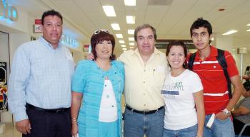 15062006 
Pedro Rivera y Pedro Iván Rivera viajaron a Alemania, los despidieron sus familiares.