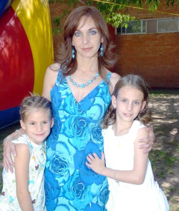 16062006 
Fernanda Pérez Merodio Gómez con su mamá Mónica y su hermana Alejandra.