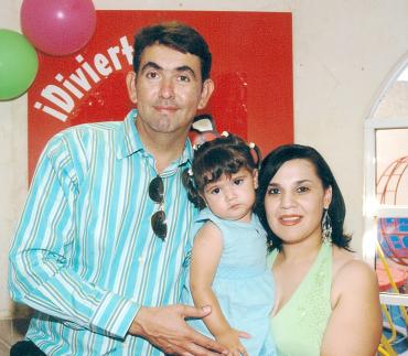 16062006 
Huguette Sofía con sus papás,