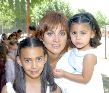 16062006 
Marcela Cantú Siller en compañía de su mamá, Marcela Siller y su hermana Regina.
