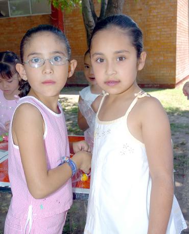 16062006 
Regina Garza y Cristina Saldaña.