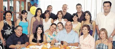16062006 
Don Gilberto Martínez junto a su familia.